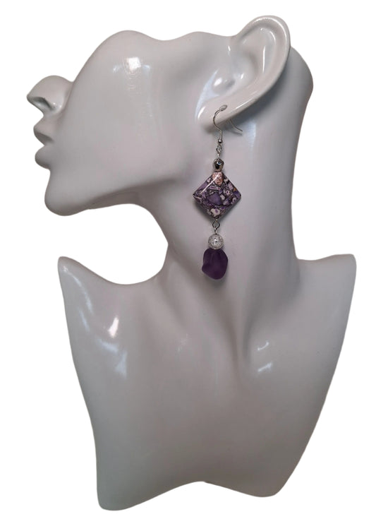 The design includes 1 diamond shaped printed, 1 coordinating frosted, 1 cracked glass and 1 silver bead.
Measuring approx.&nbsp; 2" not including the Sterling silver ear wires.&nbsp;